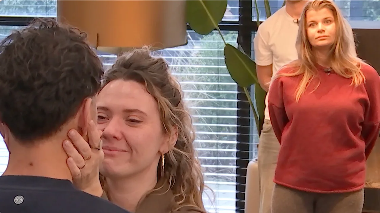 Chess ziet Thomas knuffelen met De Bondgenoten-deelneemster Lisa: 'Ik hou van je'