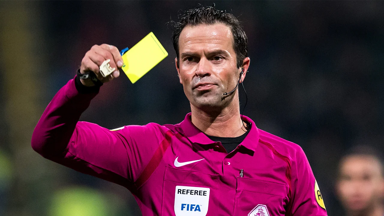 Nijhuis deelt 'jubileumkaart' uit