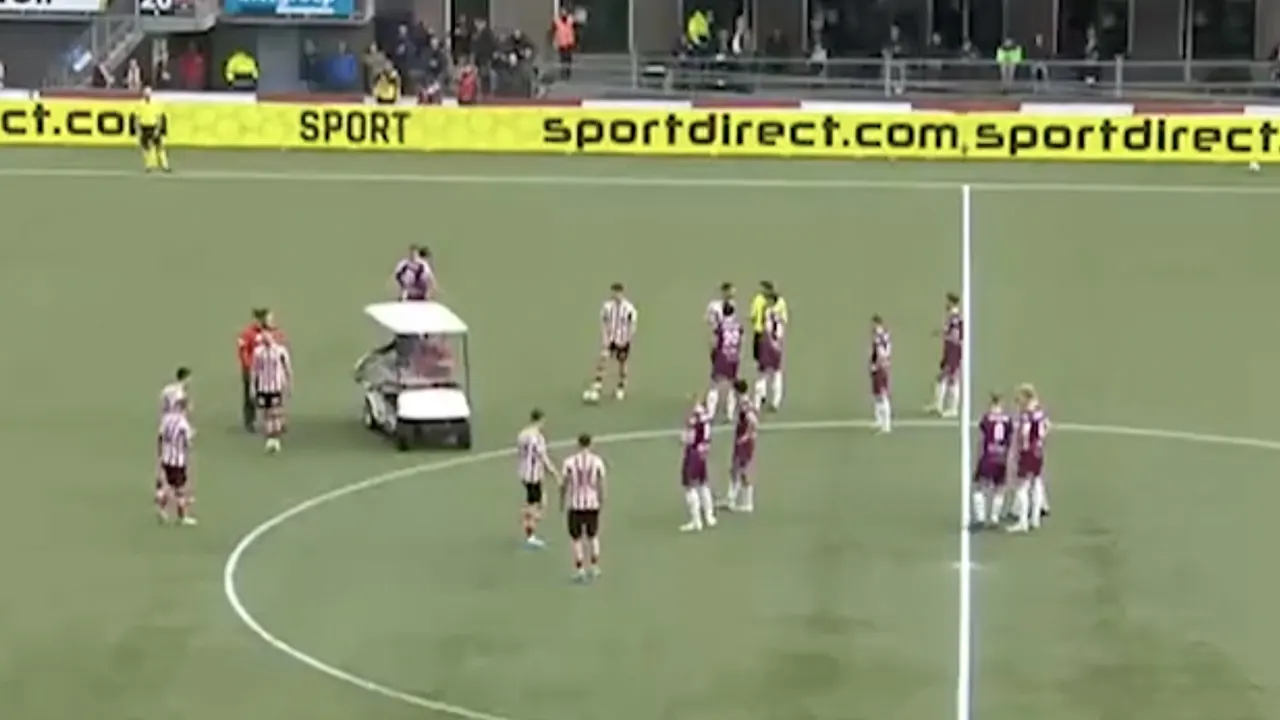 Tom Beugelsdijk verlaat onder luid applaus het veld na nare valpartij