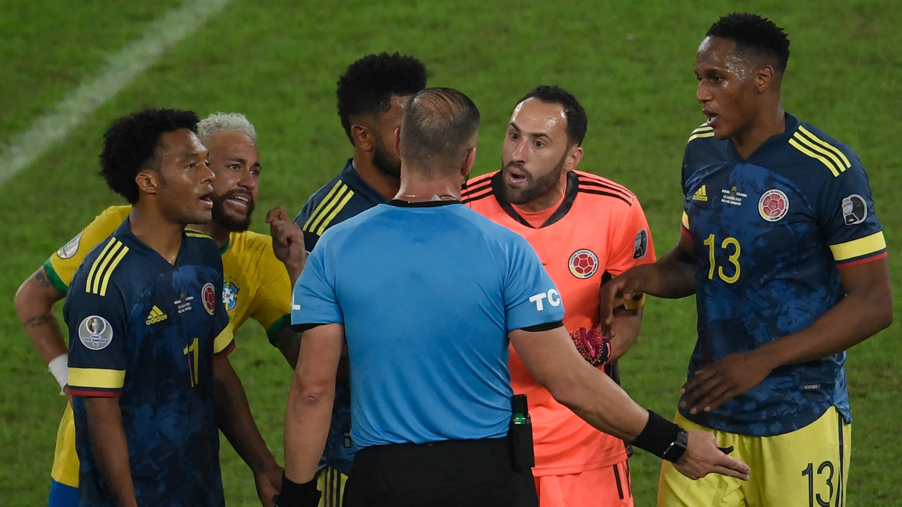 Brazilië wint in blessuretijd van Colombia na bizarre gelijkmaker