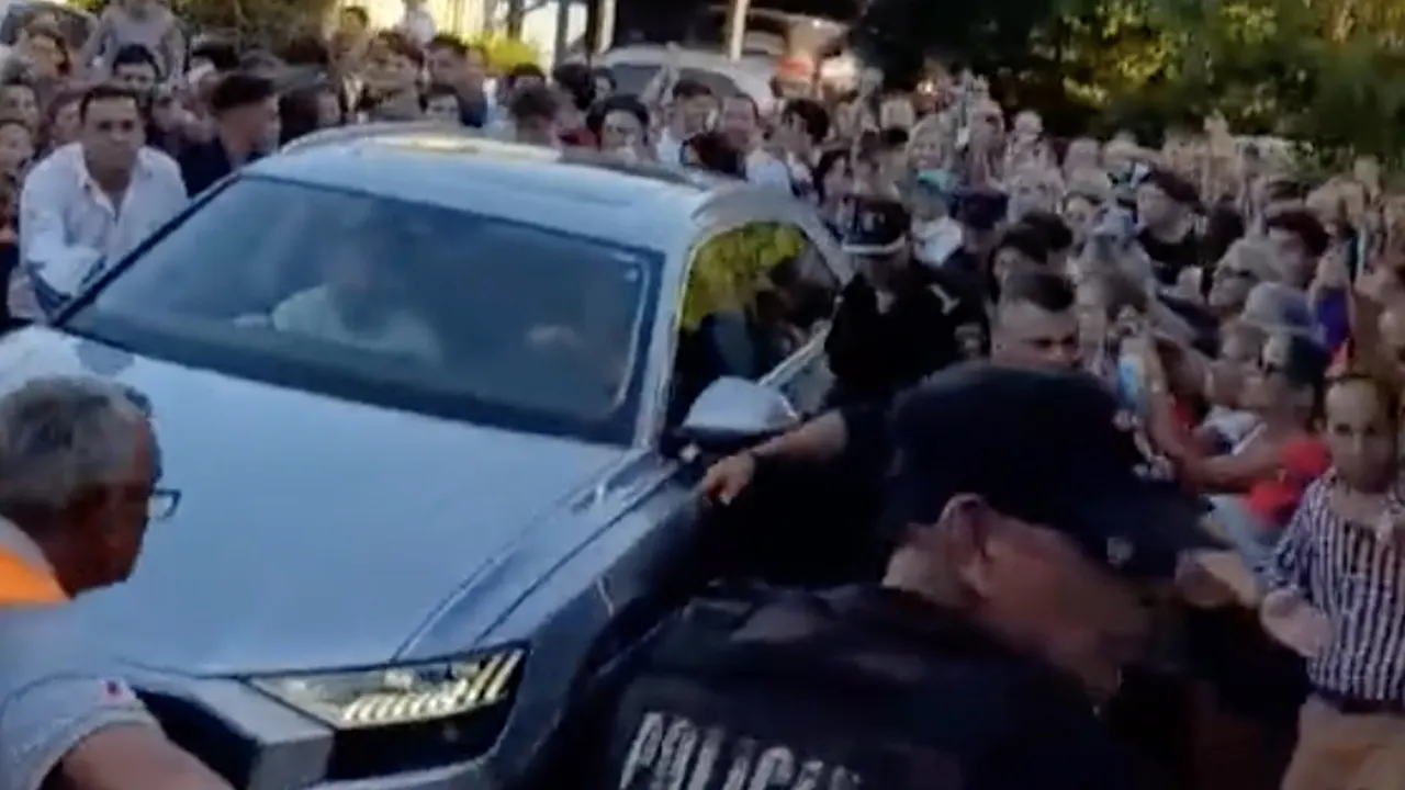 Video: Messi wordt door duizenden fans opgewacht bij huis in Rosario