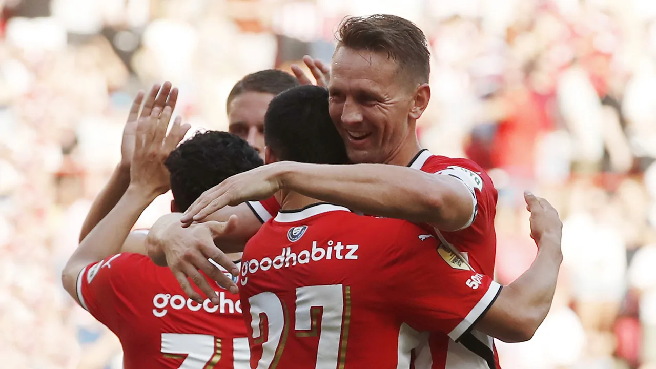 PSV blijft ongeslagen na eenvoudige overwinning op Go Ahead Eagles