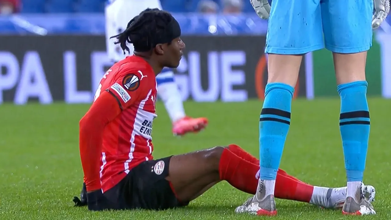 Madueke moet vijf minuten na invalbeurt veld alweer geblesseerd verlaten