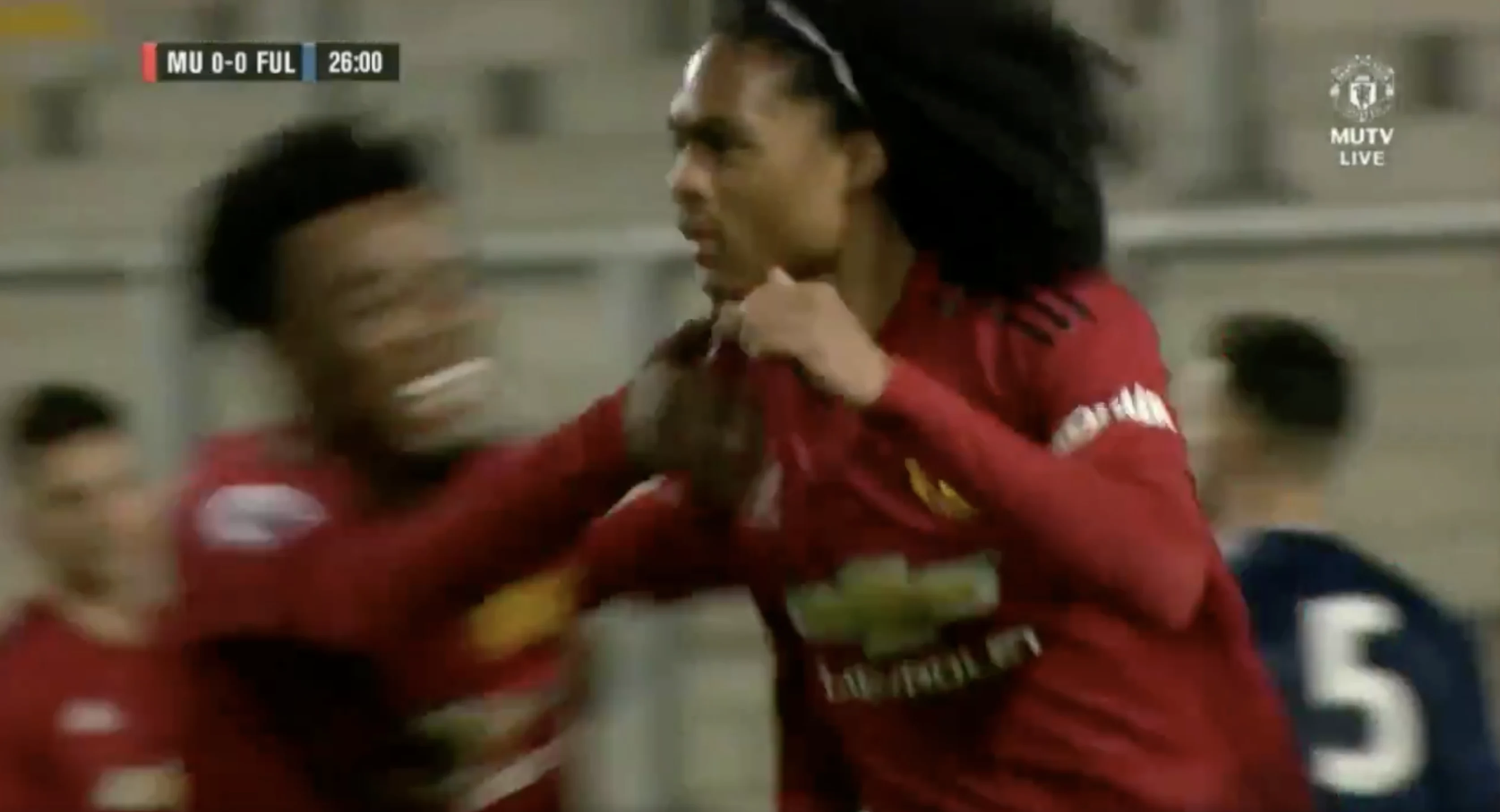 BOEM! Tahith Chong maakt indruk met fenomenale vrije trap! 