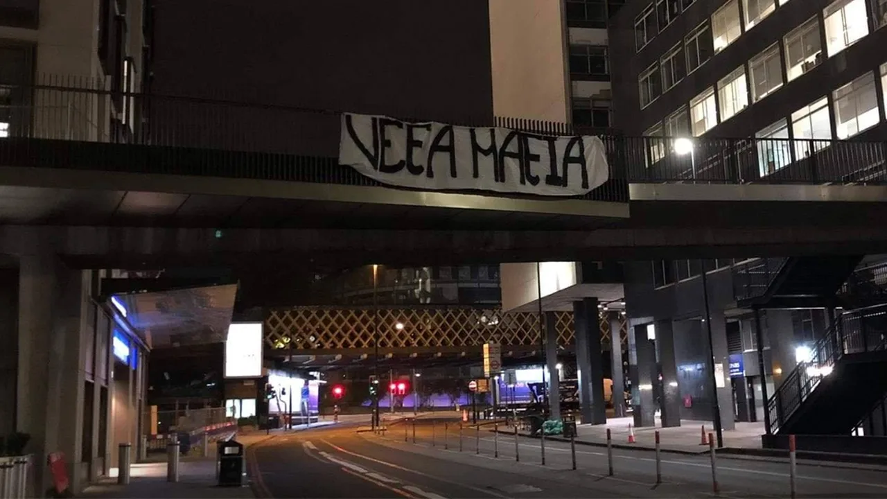 Ajax-fans hangen 'UEFA-mafia'-spandoeken op in Londen