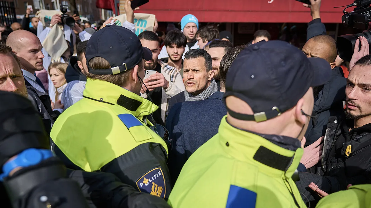 Denk-leider Azarkan aan de kant geduwd tijdens campagne wegens drukte door PVV