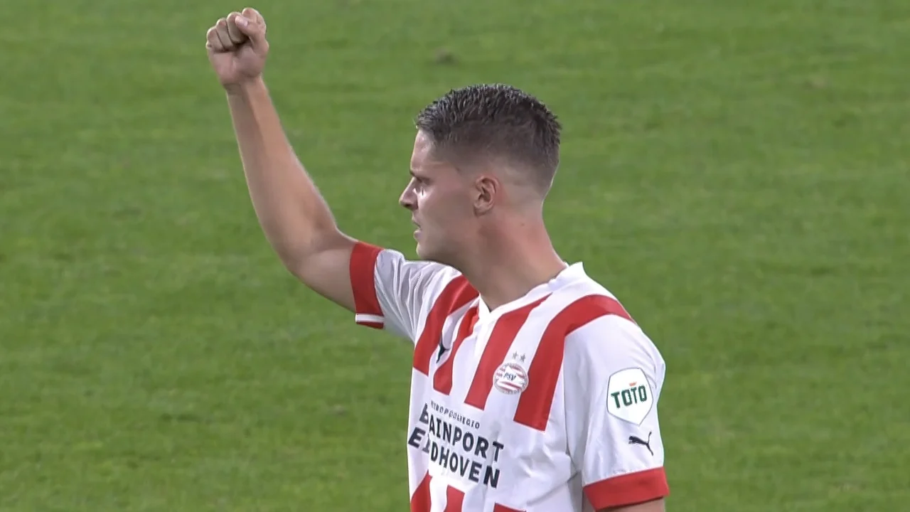 Videogoal: Joey Veerman schiet PSV op voorsprong tegen Arsenal!