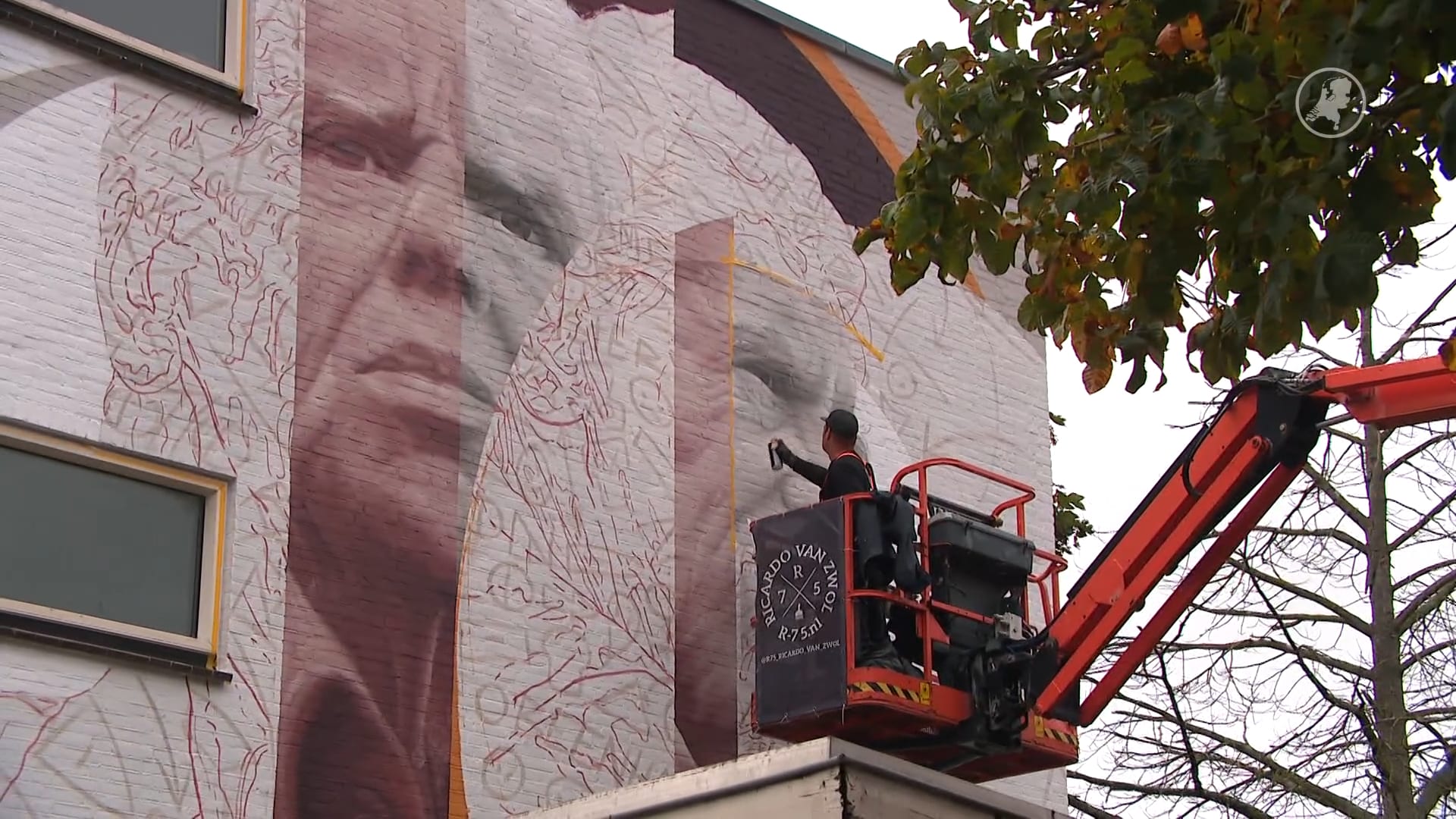 Rotterdam vereeuwigt Leo Beenhakker met reusachtige muurschildering