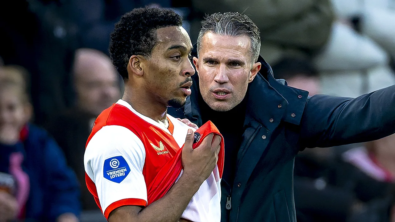 Quinten Timber klaar met Robin van Persie: ‘Derde keer dat dit gebeurt!' 