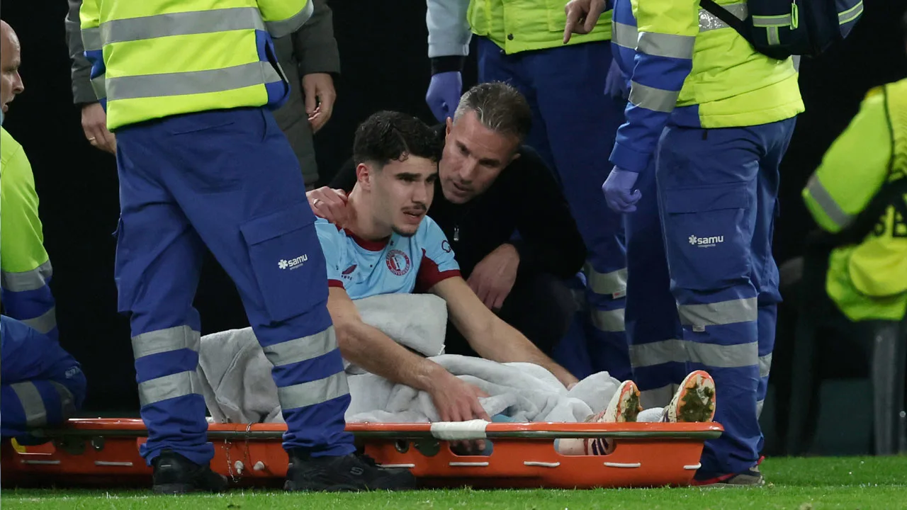 Robin van Persie vreest voor zware knieblessure bij zoon Shaqueel