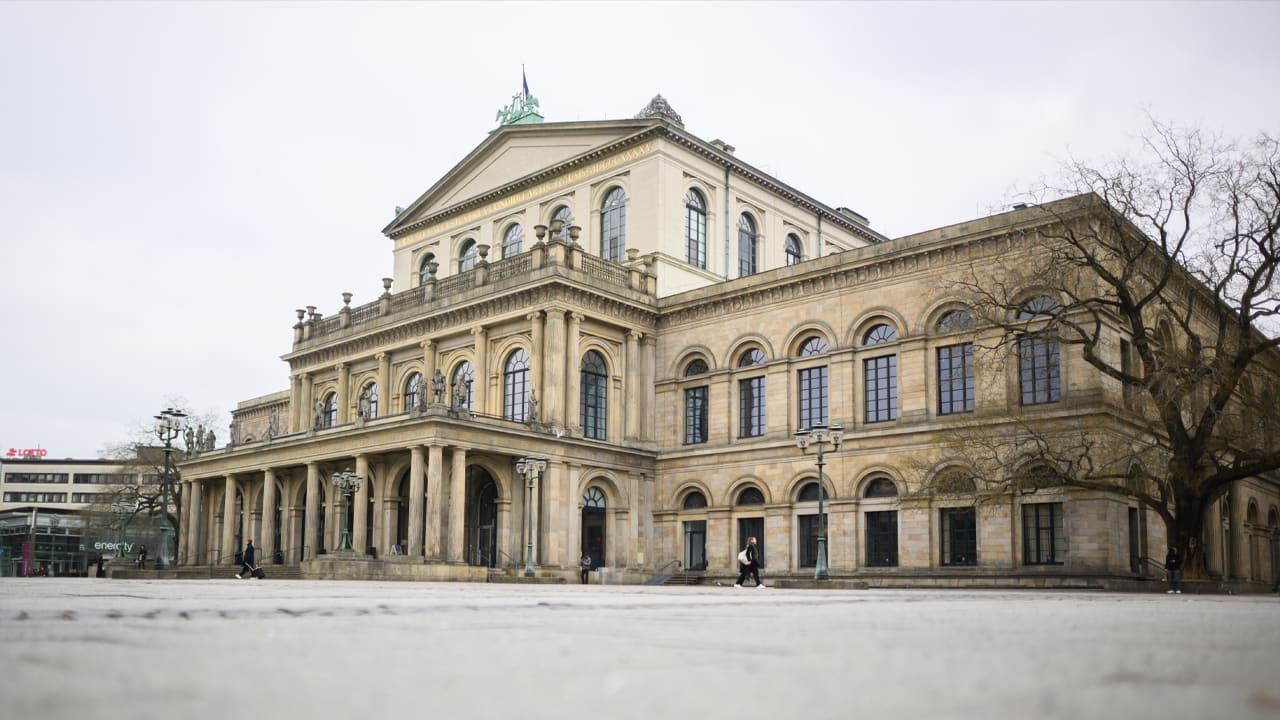 Duitse choreograaf smeert hondenpoep in gezicht van recensente