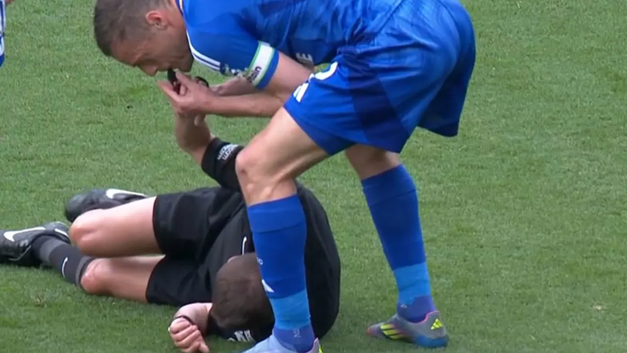 Jamie Vardy grijpt in: blaast op fluitje van geblesseerde scheidsrechter