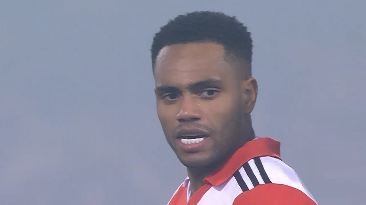 KANS: Danilo schiet rakelings naast