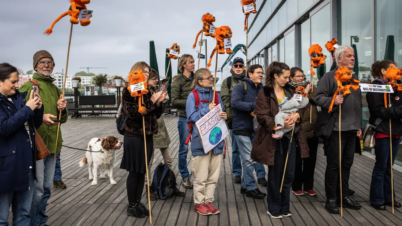 Aandeelhoudersvergadering ING stilgelegd om verstoring klimaatactivisten