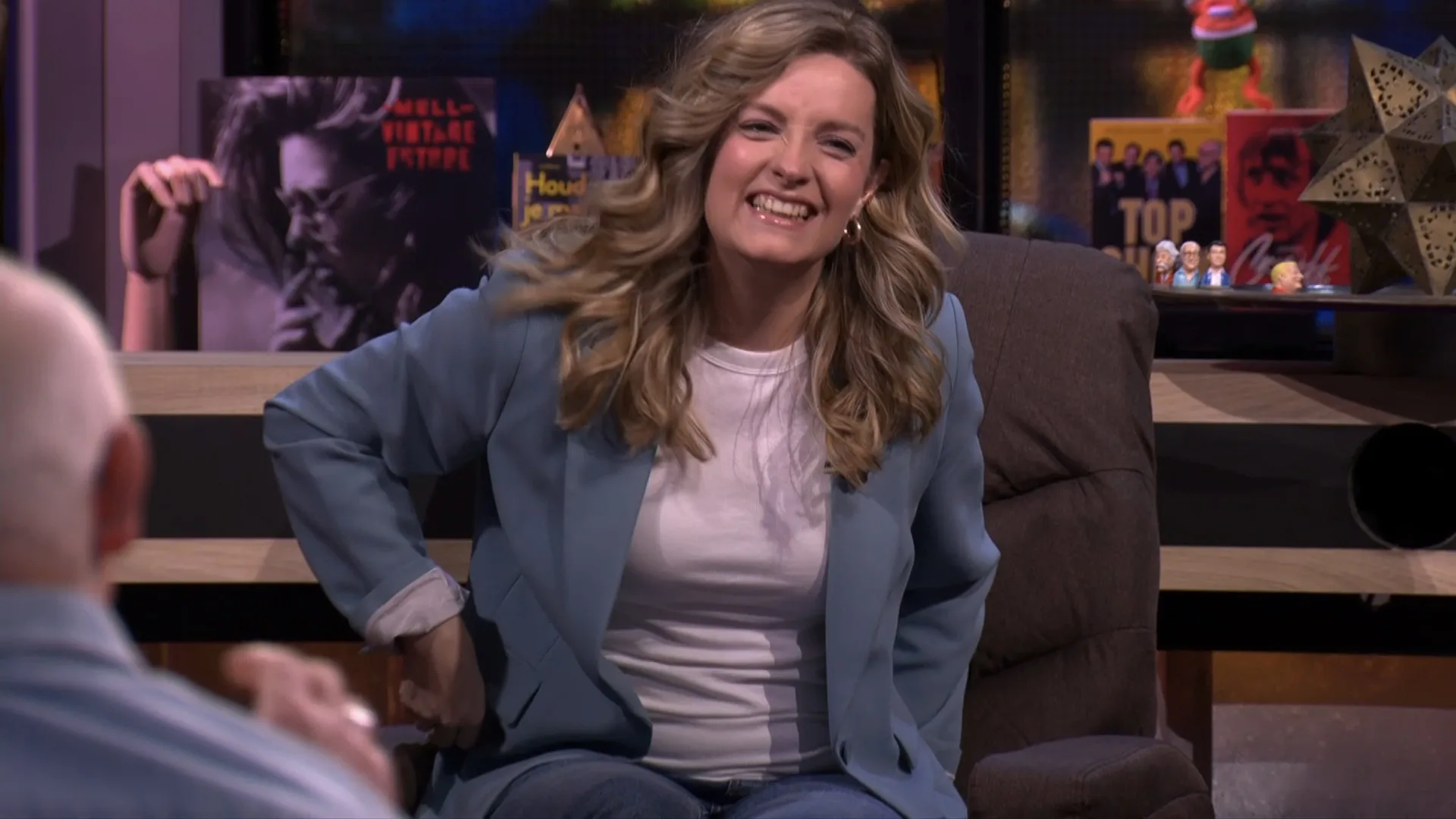 Vandaag Inside-trio laat massagestoel plaatsen voor zwangere Merel Ek