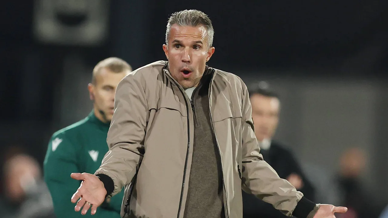 Van Persie na afgekeurde goal tegen Aston Villa: 'De scheidsrechter zei een paar keer sorry'