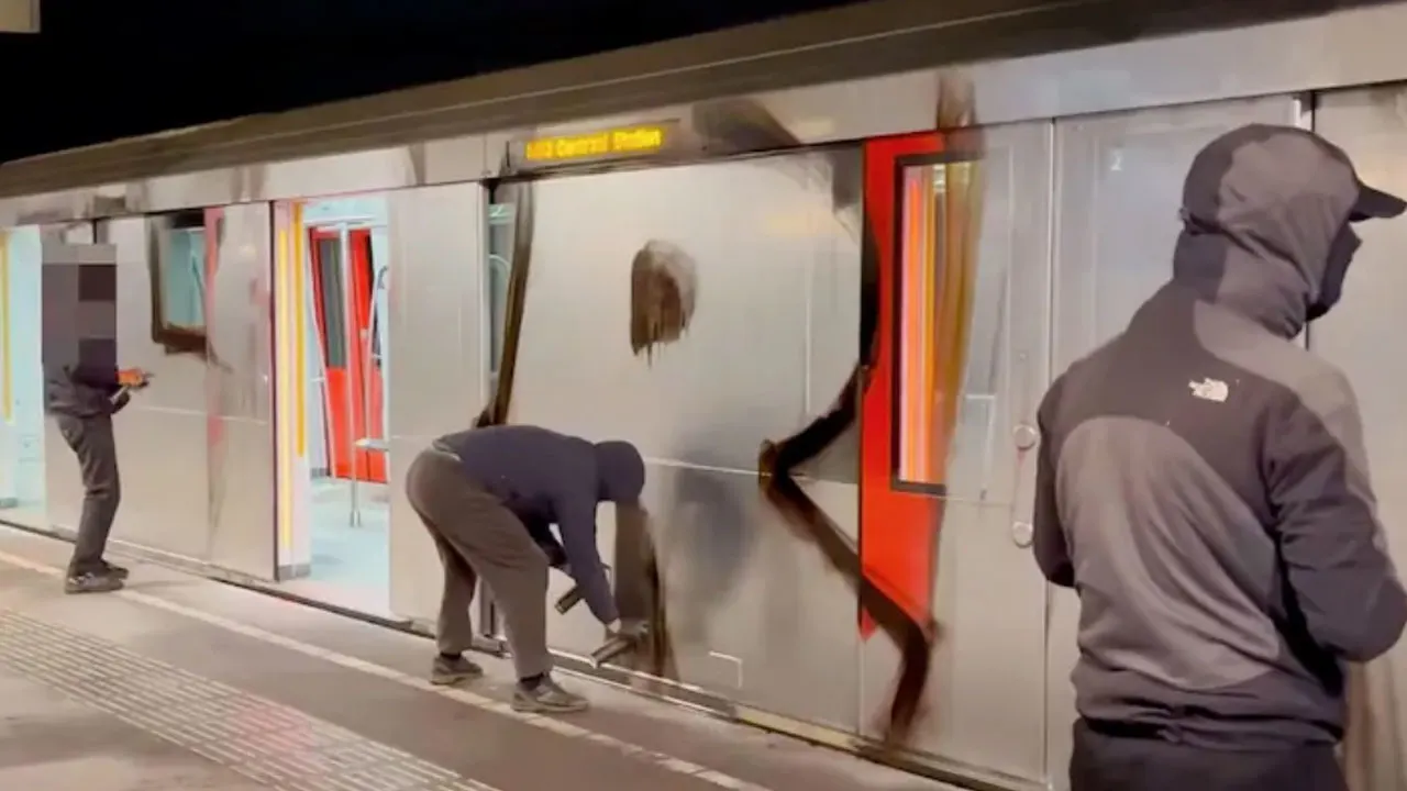 Gemaskerde Ajax-aanhangers houden metro tegen en spuiten 'ULTRAS' op deuren