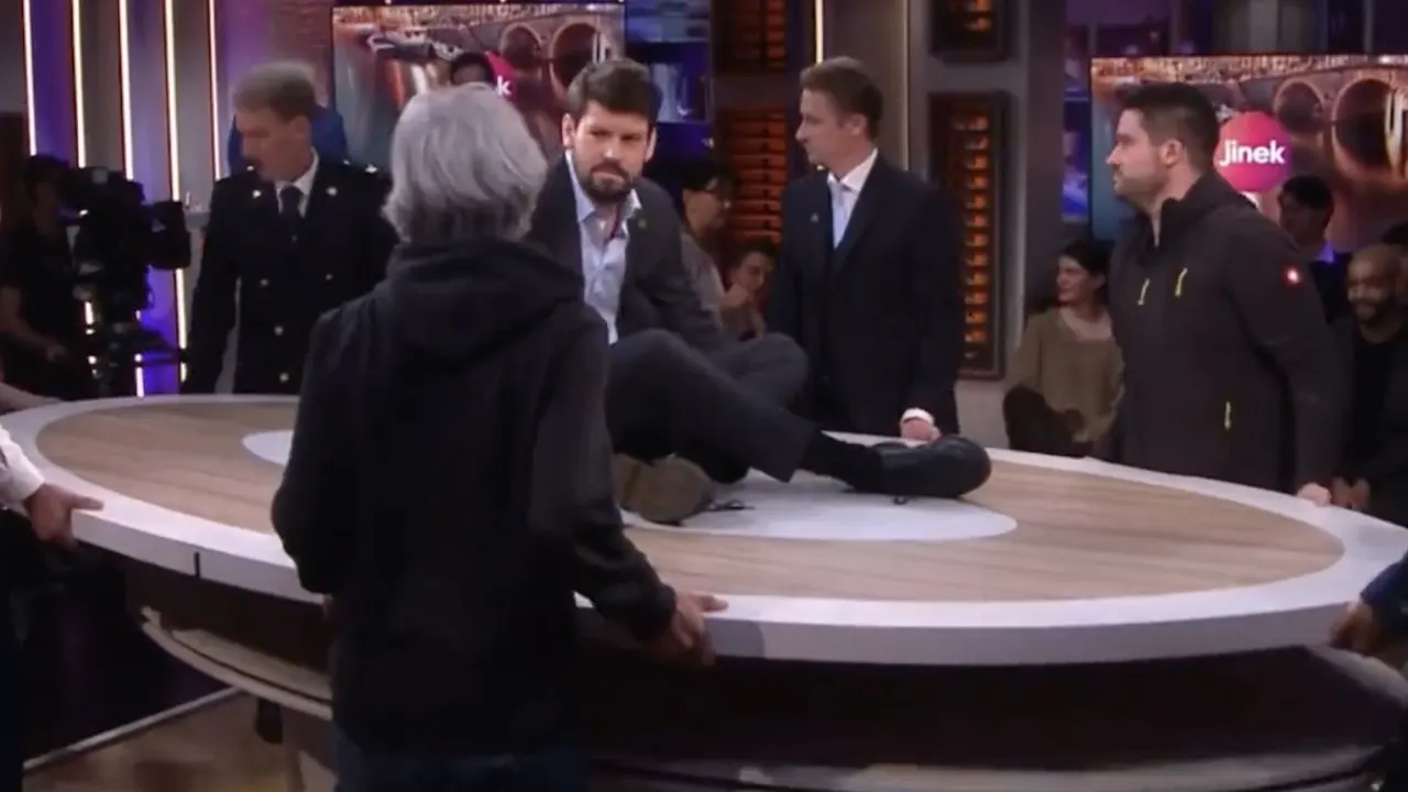 Video: Klimaatactivist wordt tijdens reclame verwijderd van tafel Jinek