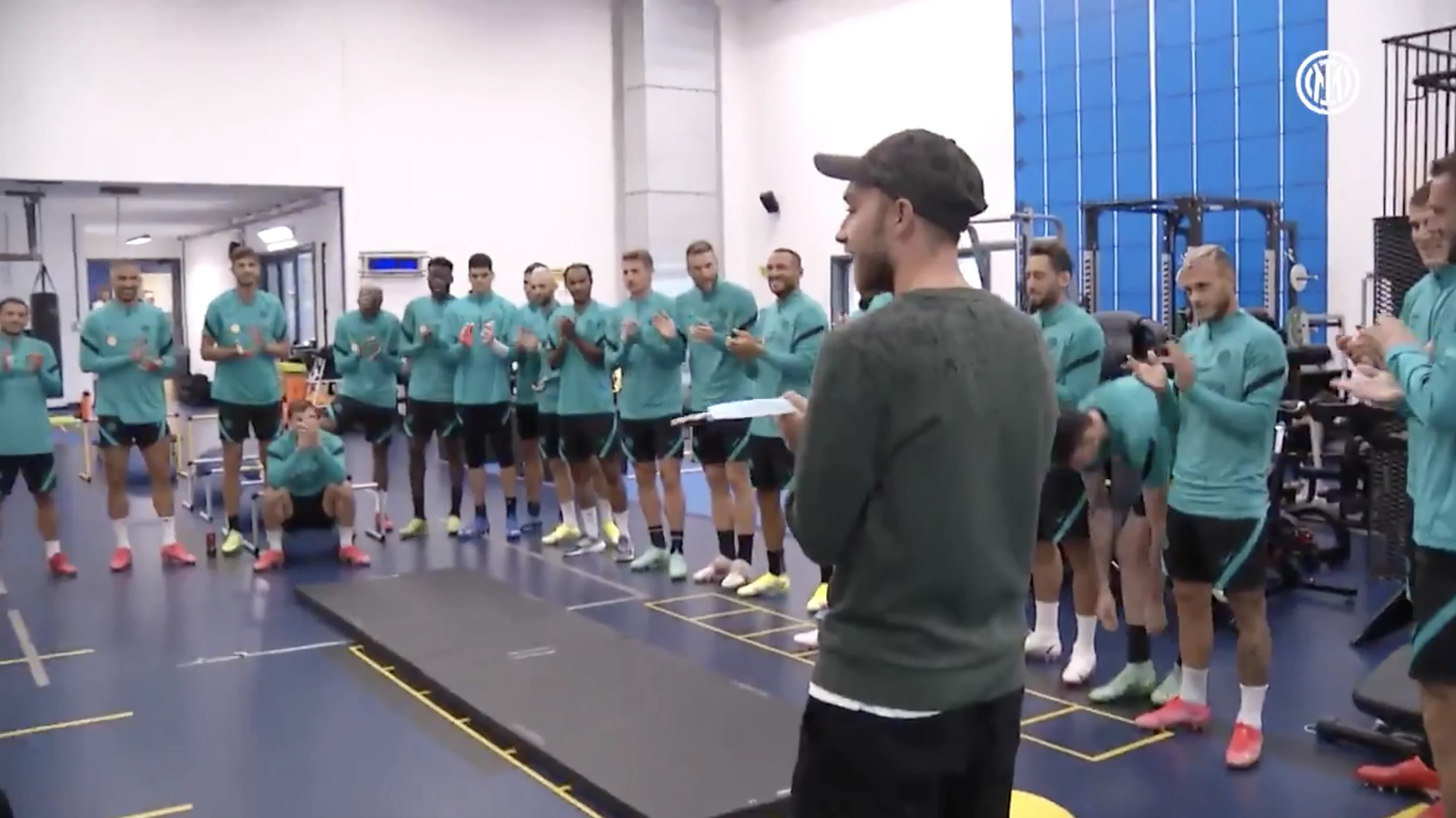 Mooie beelden: warm onthaal voor Eriksen op trainingscomplex Inter