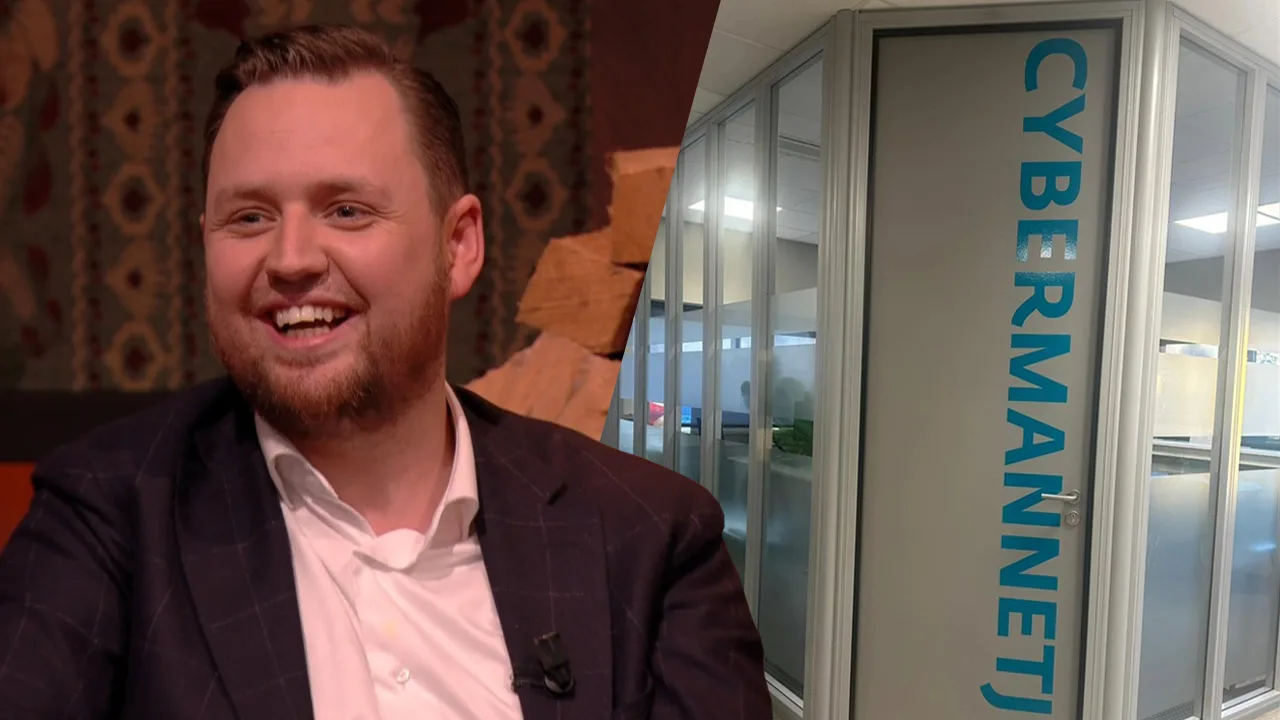 Collega’s verrassen ‘Cybermannetje’ Dave Maasland met speciale bestickering op deur van kantoor