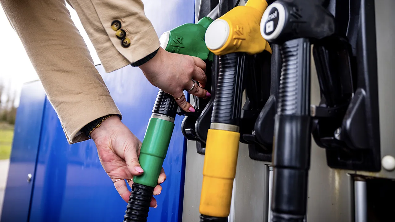 Dieselprijs schiet omhoog naar nieuw record, ook benzine weer duurder door Iran-oorlog