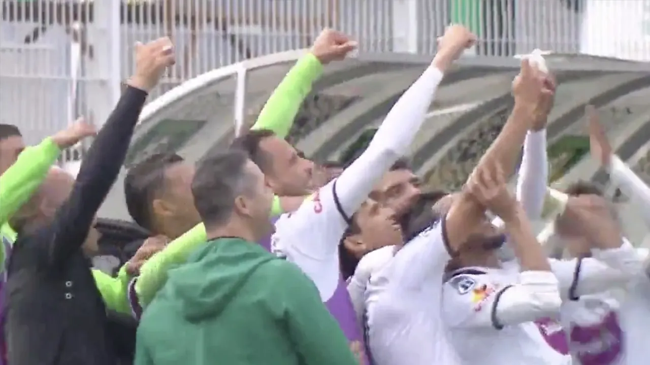 LOLVIDEO: Wedstrijd wordt hervat tijdens selfie tegenpartij