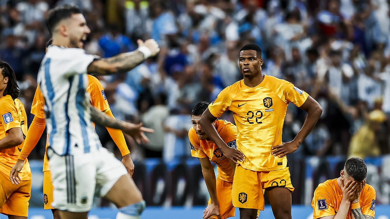 Dumfries reageert woedend op actie Otamendi en ontvangt rode kaart na wedstrijd