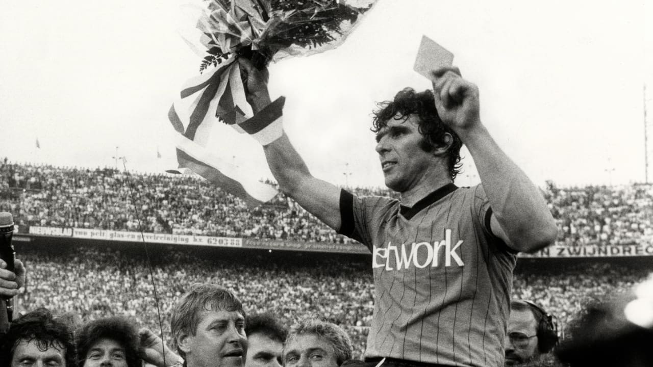 Vandaag in 1983: Van Hanegem neemt afscheid in bomvolle Kuip