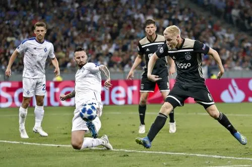 Ajax mist kans op kans maar mag toch juichen