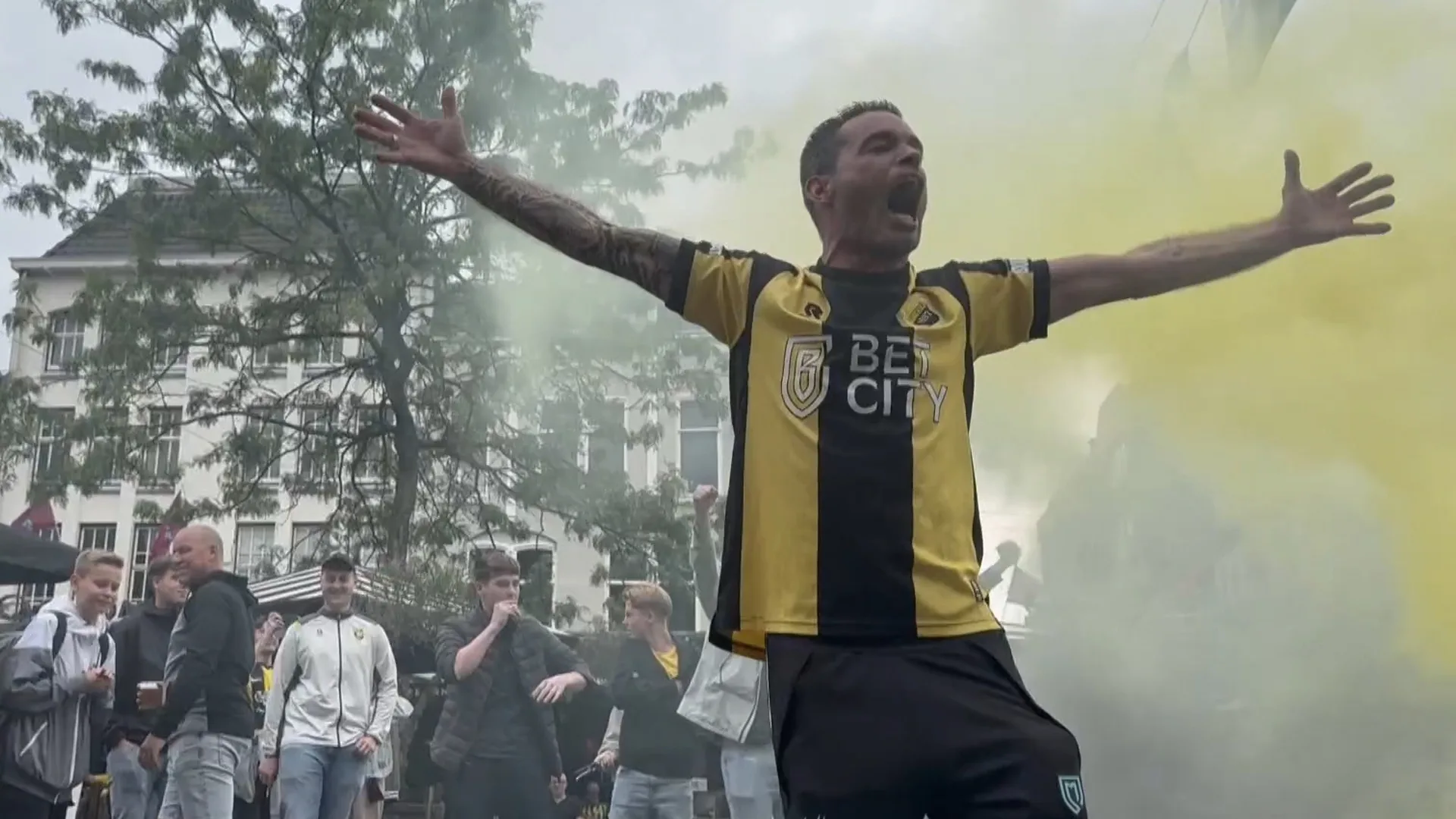 Mooie beelden: Vitesse-supporters vieren feest nu club proflicentie terug heeft