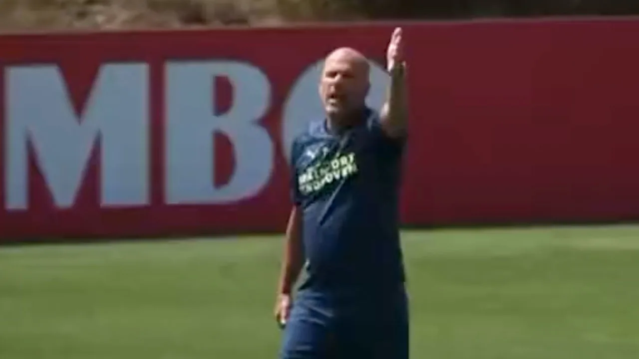 Peter Bosz richt zich tot PSV'er: 'Hou op met zeiken en ga voetballen!'