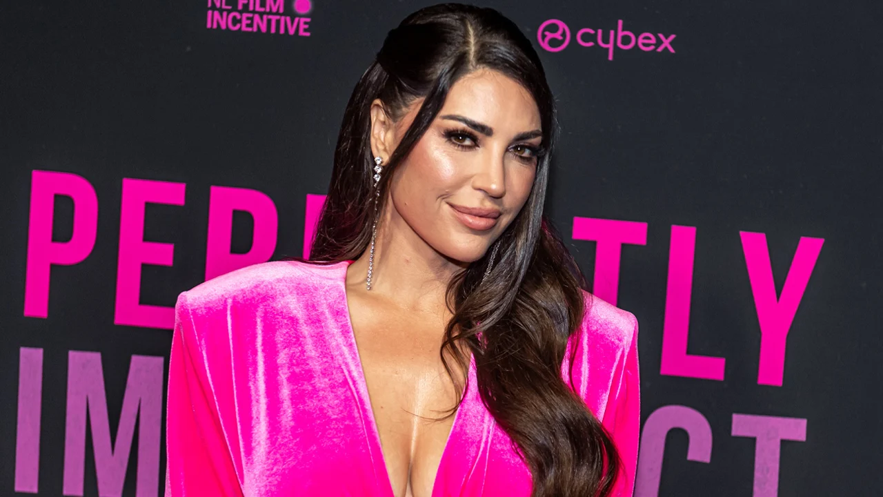 Video: Yolanthe Cabau duikt met sensuele beelden op in serie 'Playing Her Dirty'