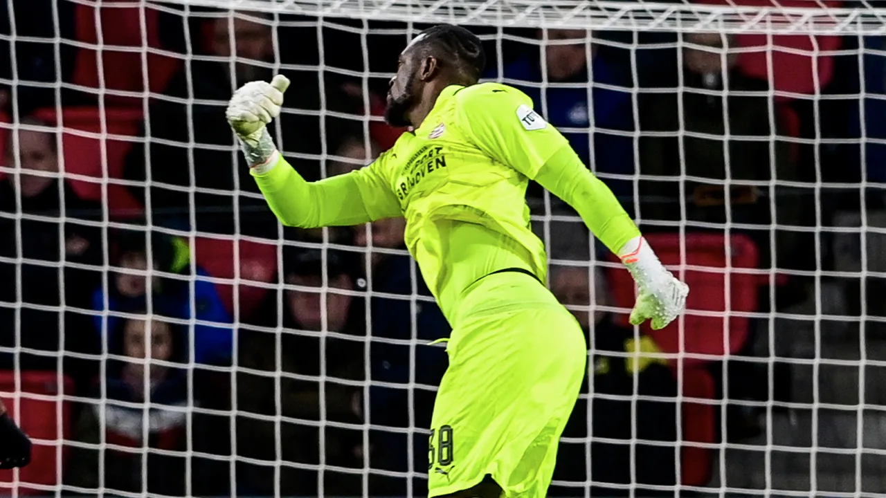 Schmidt-wissel pakt dramatisch uit: blunder Mvogo bezorgt AZ overwinning