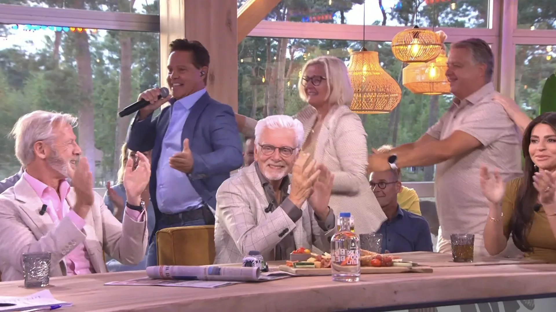 Danny de Munk opent de uitzending van De Oranjezomer en krijgt het publiek in de polonaise!