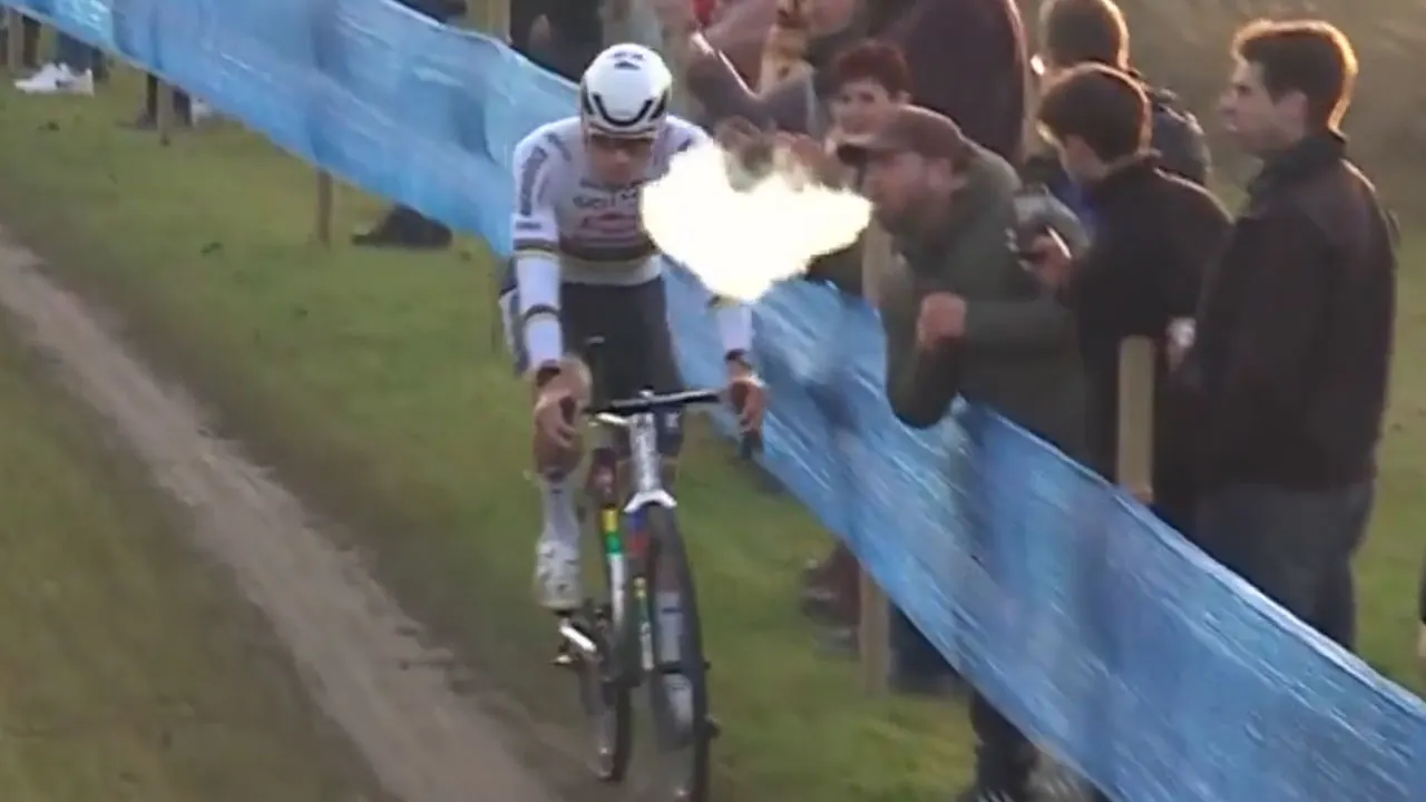 Video: toeschouwer blaast rook uit vape in gezicht van Mathieu van der Poel