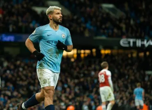 Agüero scoort driemaal voor City tegen Arsenal