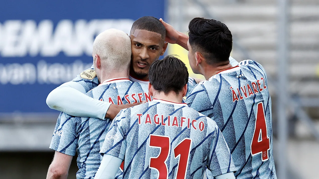 Ajax telt met nipte zege op RKC verder af richting landstitel