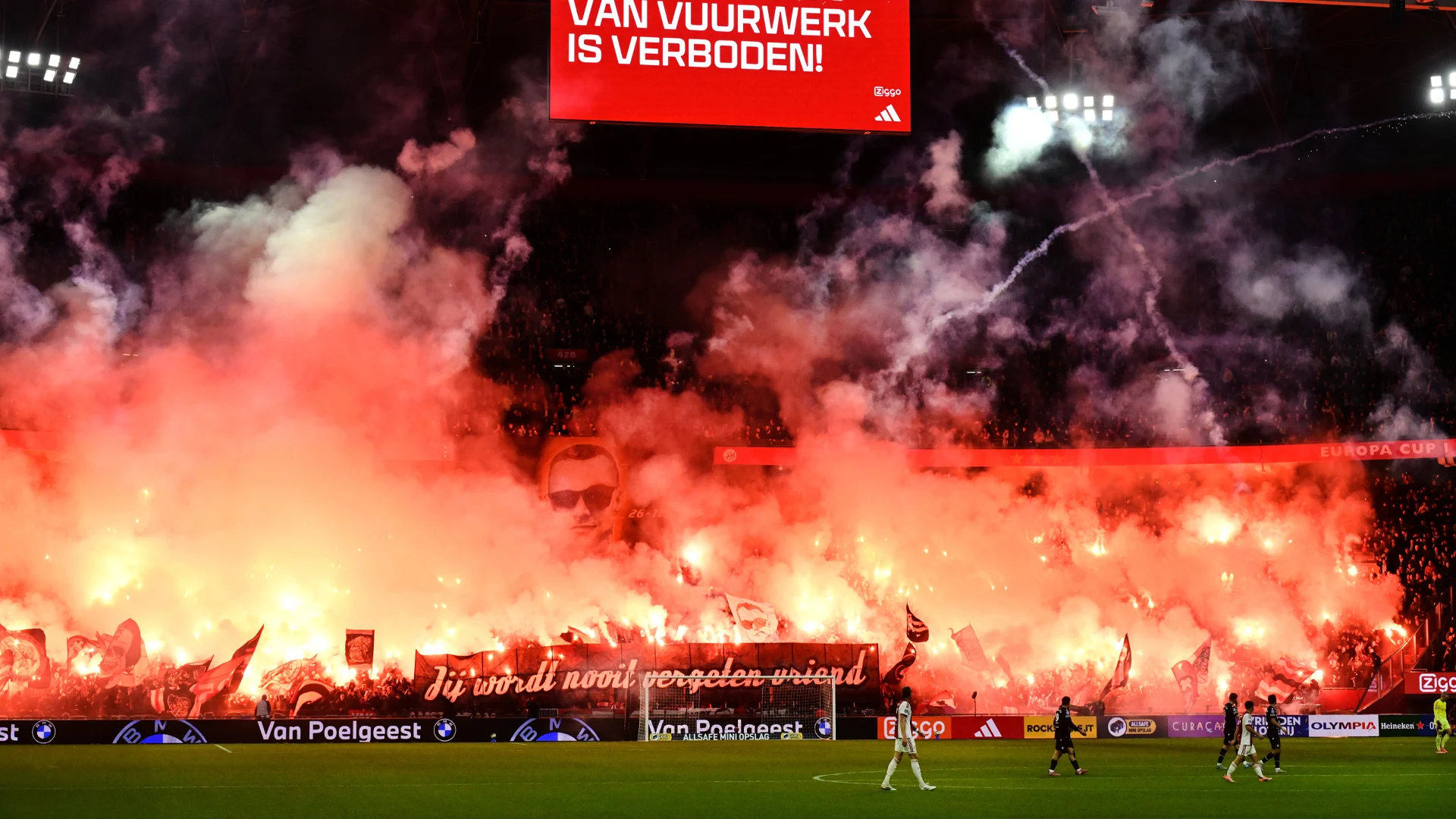 Ajax krijgt boete van 15.000 euro voor vuurwerk tegen sc Heerenveen