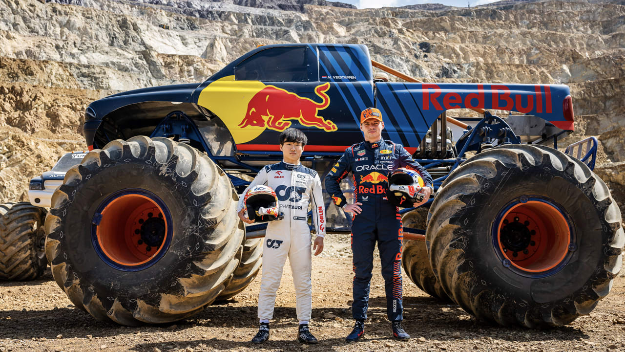 Zien: Max Verstappen en Yuki Tsunoda racen tegen elkaar in monstertrucks