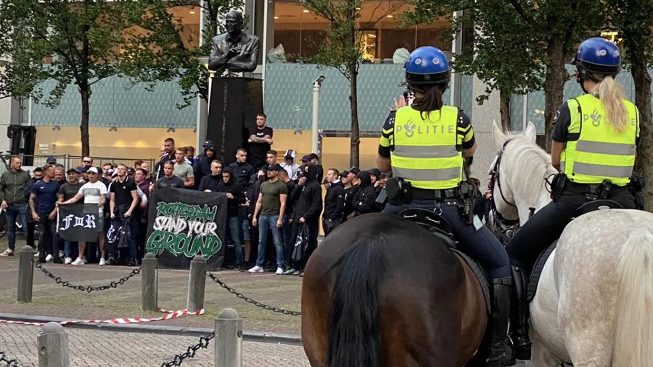 Feyenoord-fans beschermen beeld Pim Fortuyn