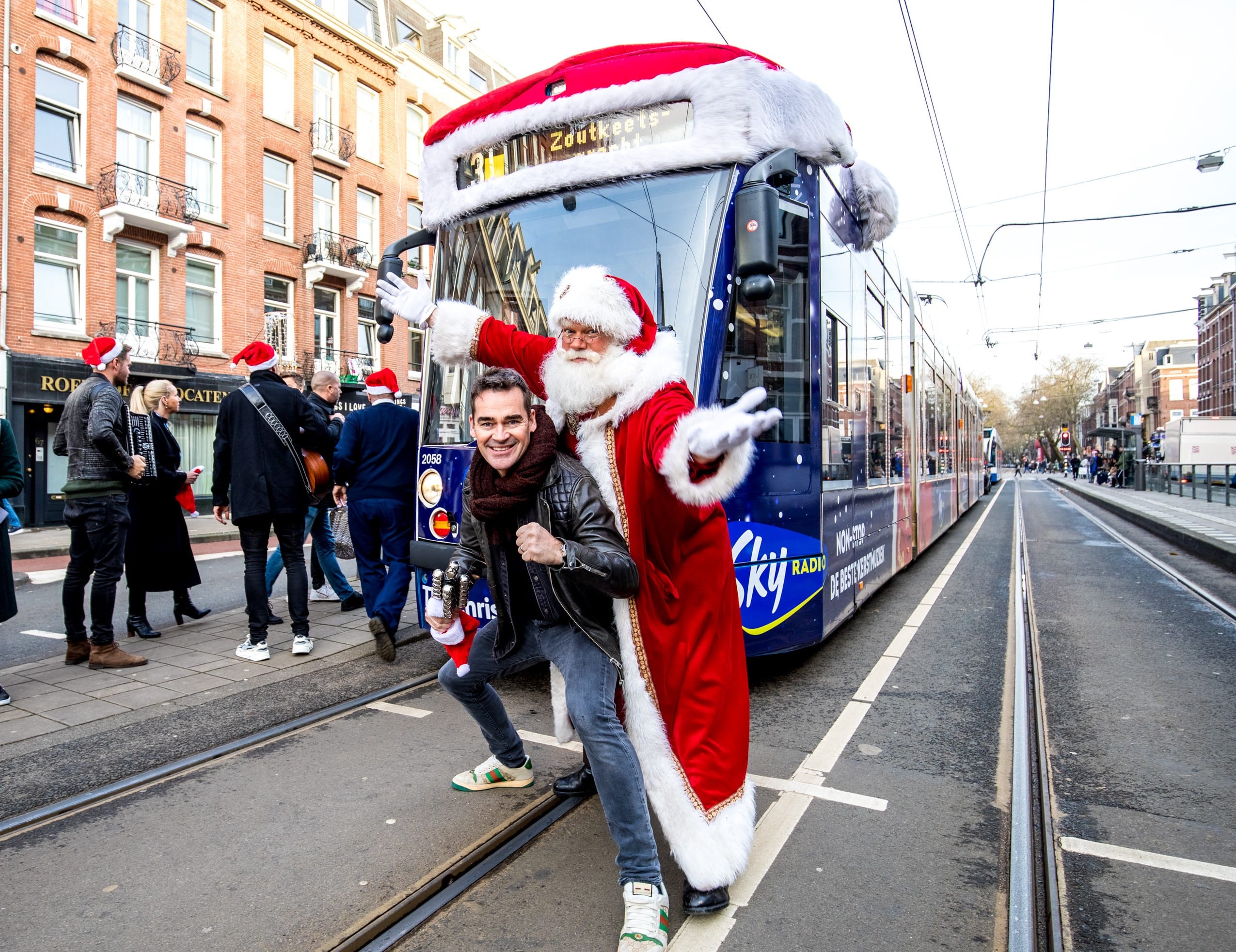 Jeroen van der Boom verrast reizigers met live optreden in Sky Radio kersttram