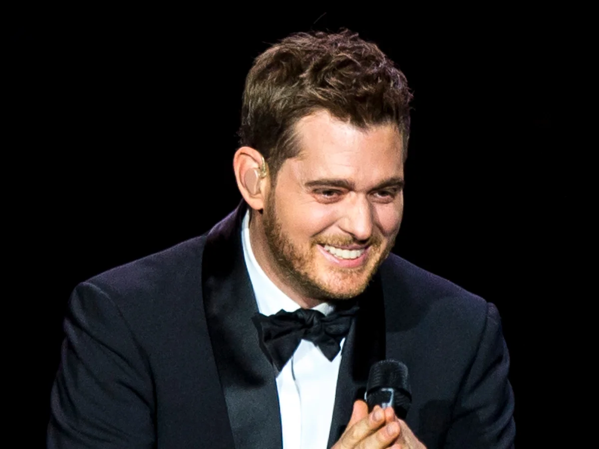 Ariana Grande en Michael Bublé doen mee aan Disney sing-a-long