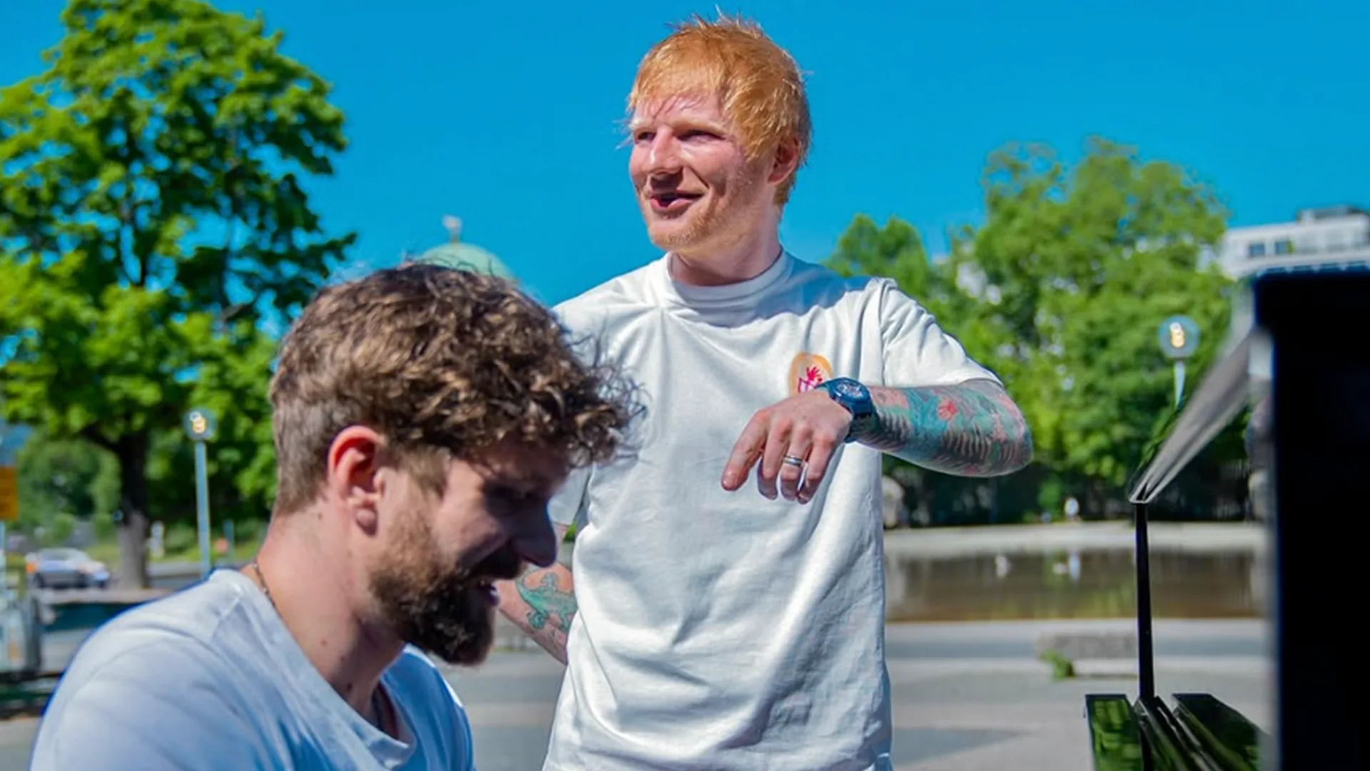 Ed Sheeran verrast fans met optreden bij openbare piano in Stuttgart