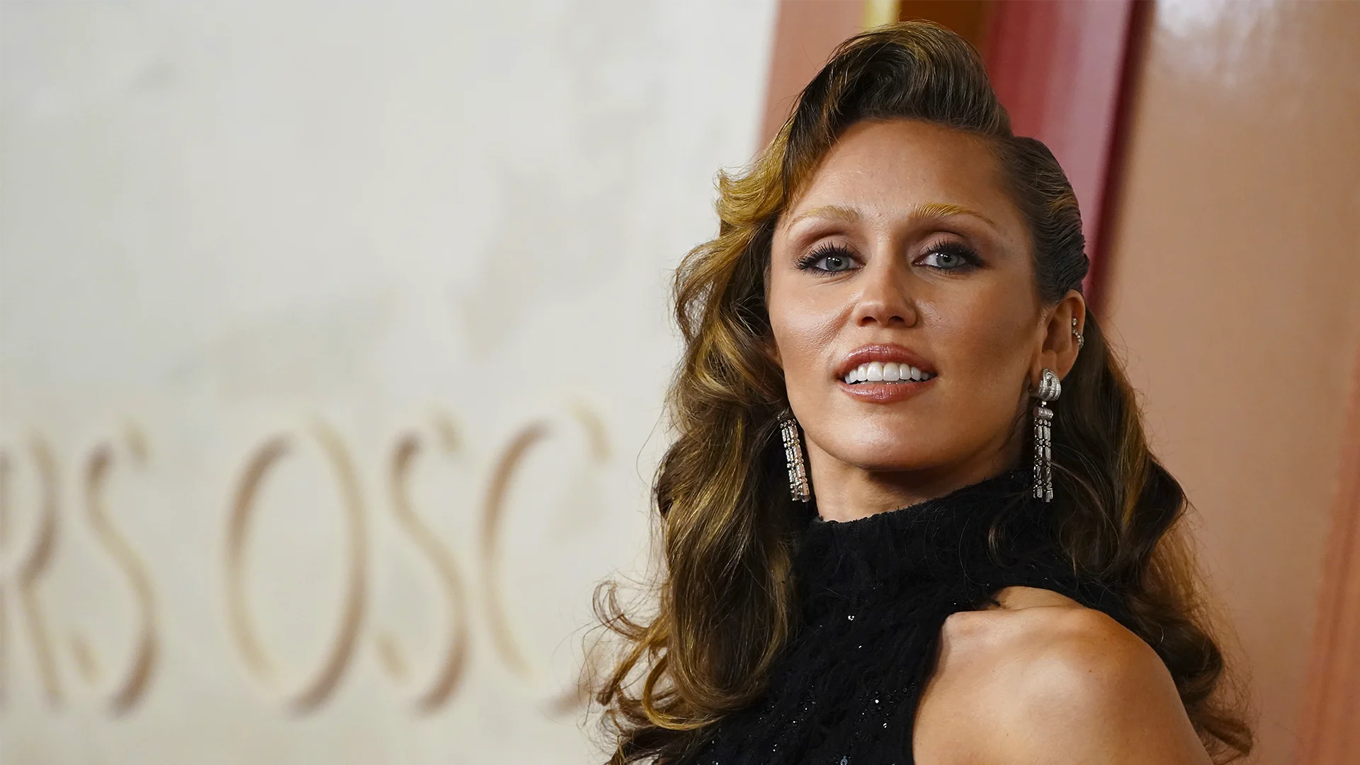 Miley Cyrus kondigt haar negende album ‘Something Beautiful’ aan