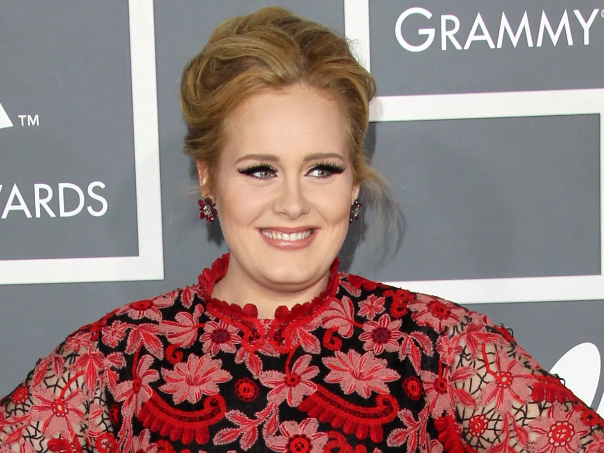 Throwback: Adele onderbreekt show om hilarische reden!
