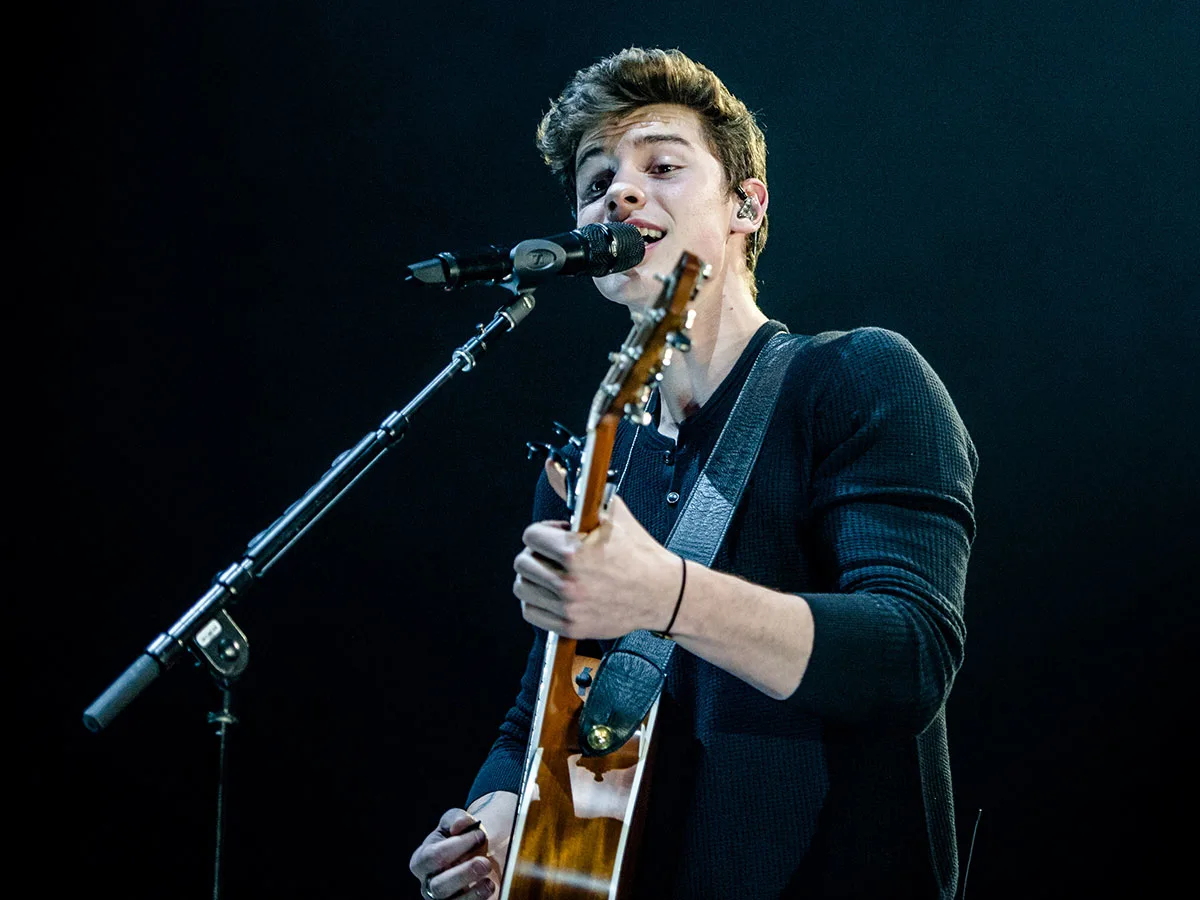 Friemelen aan Shawn Mendes