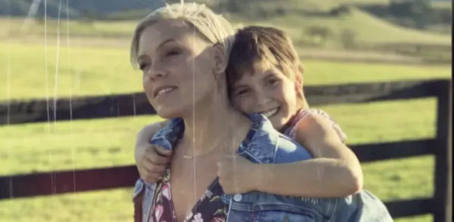 Dit is de nieuwe single van P!nk (én haar dochtertje Willow)