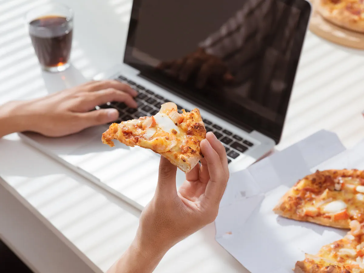 Hierdoor snack je meer tijdens het thuiswerken (en dit kan je ertegen doen)