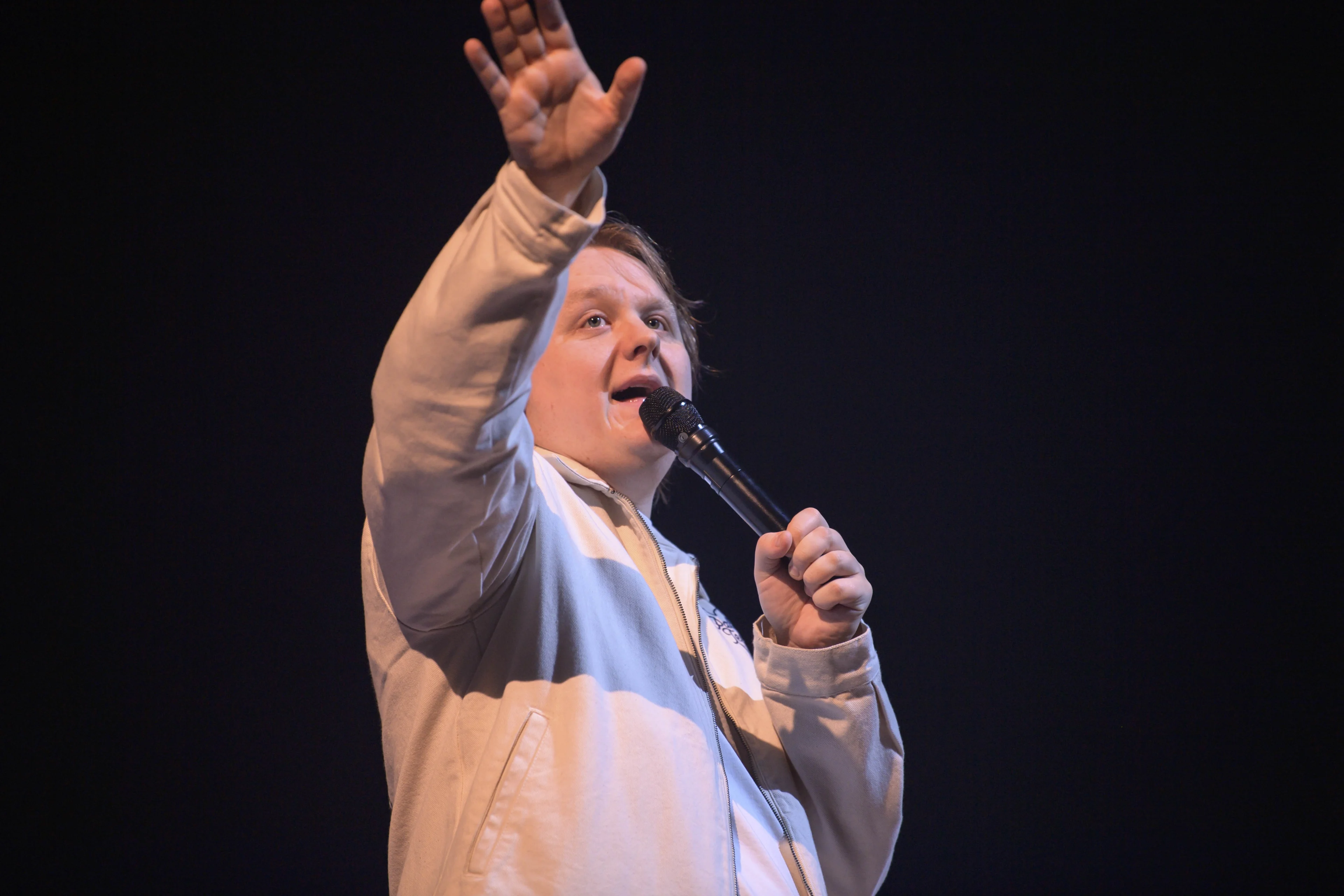  Fans zingen verder voor Lewis Capaldi wanneer hij het zelf niet kan ❤️