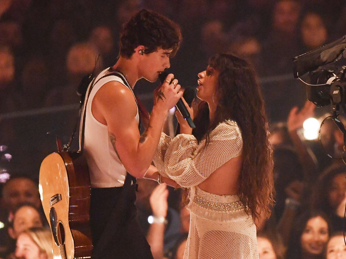 Shawn Mendes en Camila Cabello zoenen live op Instagram en het internet ontploft!